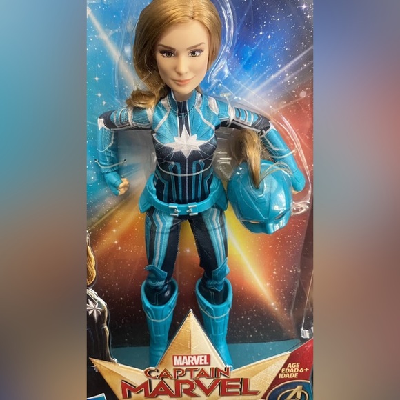 Captain Marvel Starforce Super Hero Action Figure W/Helmet & Accessories NEW! - Picture 2 of 3